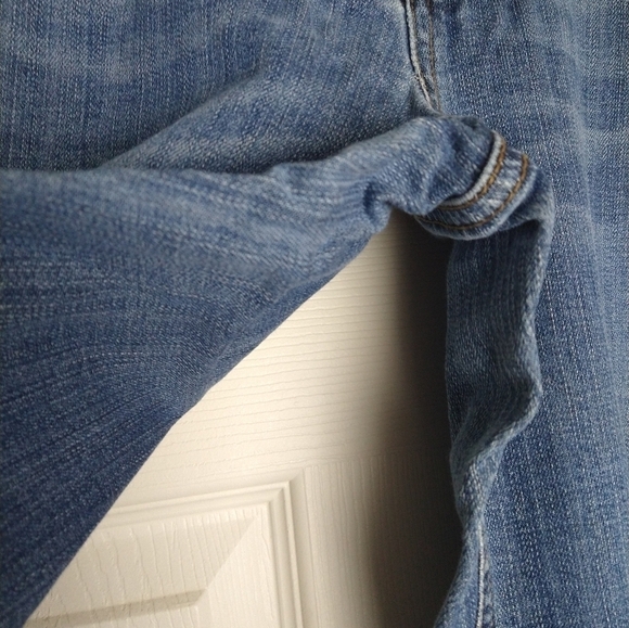 Lands End5 pocket medium wash blue jeans. Size 4 - Picture 3 of 8